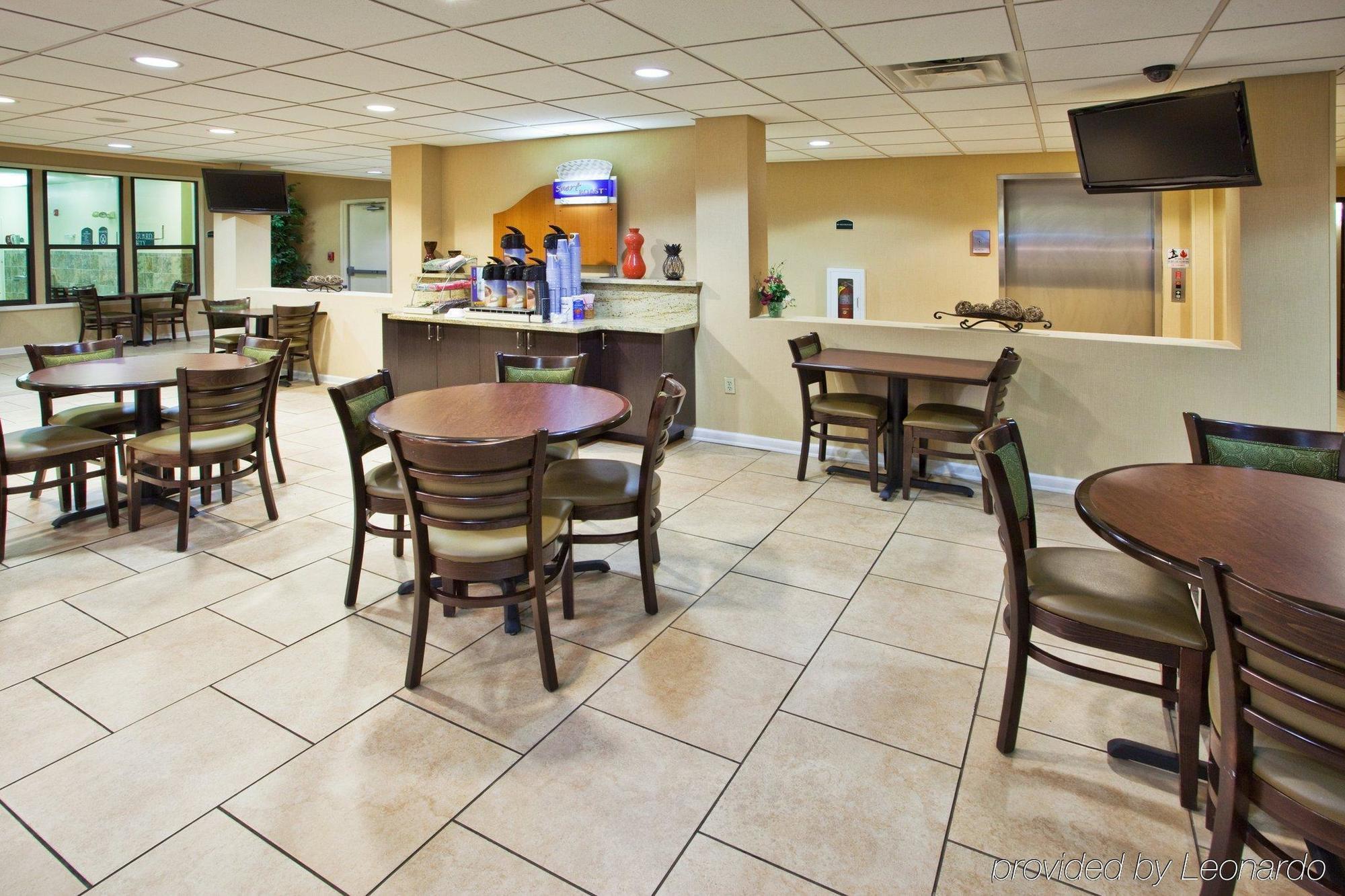 Comfort & Inn Suites Canton Restaurant photo